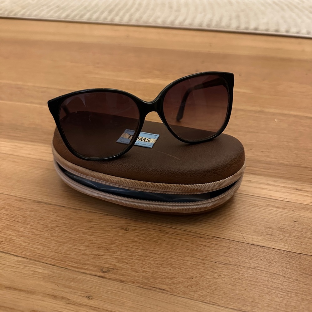 Tom’s classic 202 sunglasses (used)